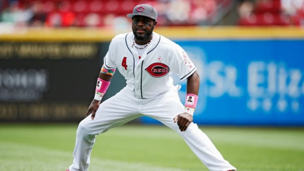 brandon-phillips-reds-son-batting-practice.jpg